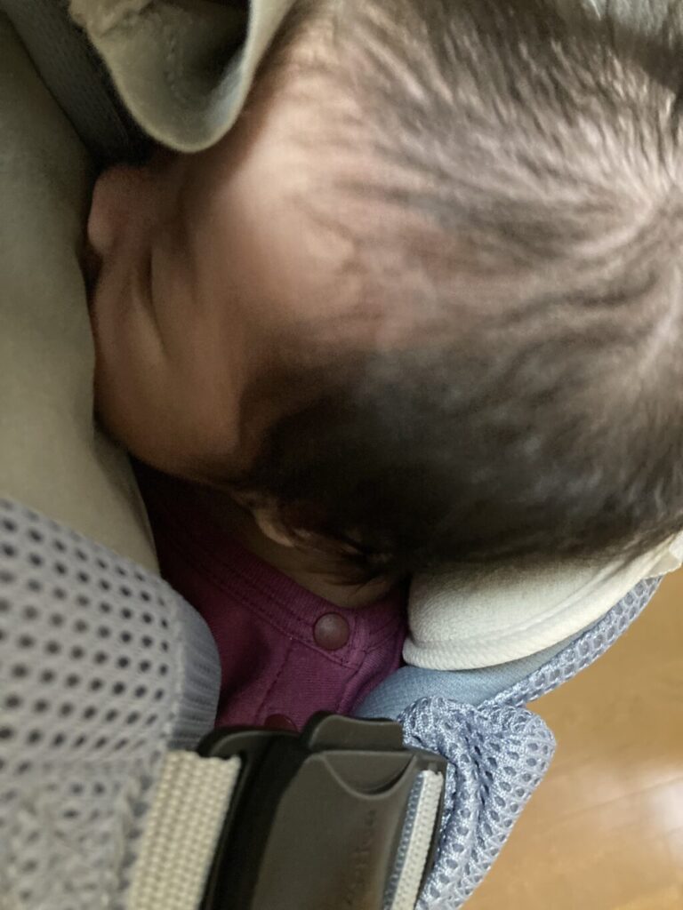 ラクリスで新生児を抱っこしたところ