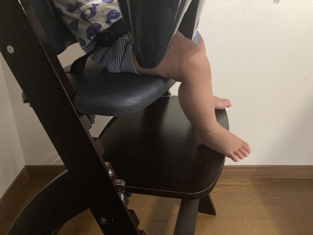 ビヨンドジュニアの足置きに両足を乗せている様子（横から）