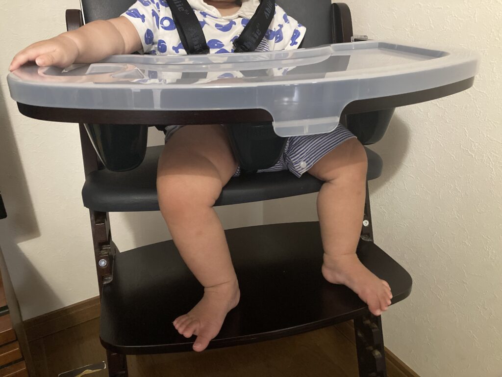 ビヨンドジュニアの足置きに両足を乗せている様子（正面）