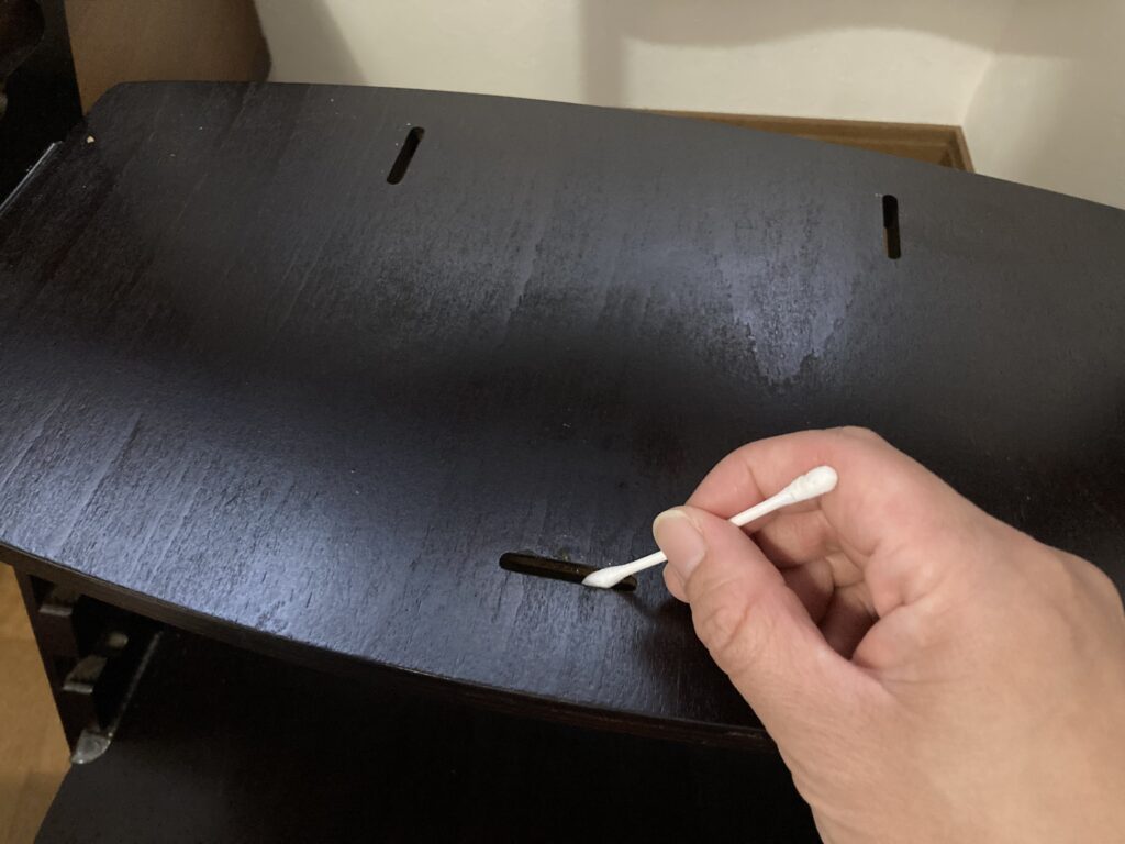 ビヨンドジュニアのベルト穴を綿棒で掃除しているところ