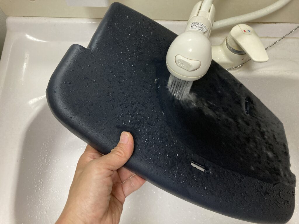 ビヨンドジュニアの防水クッションを水洗いしているところ
