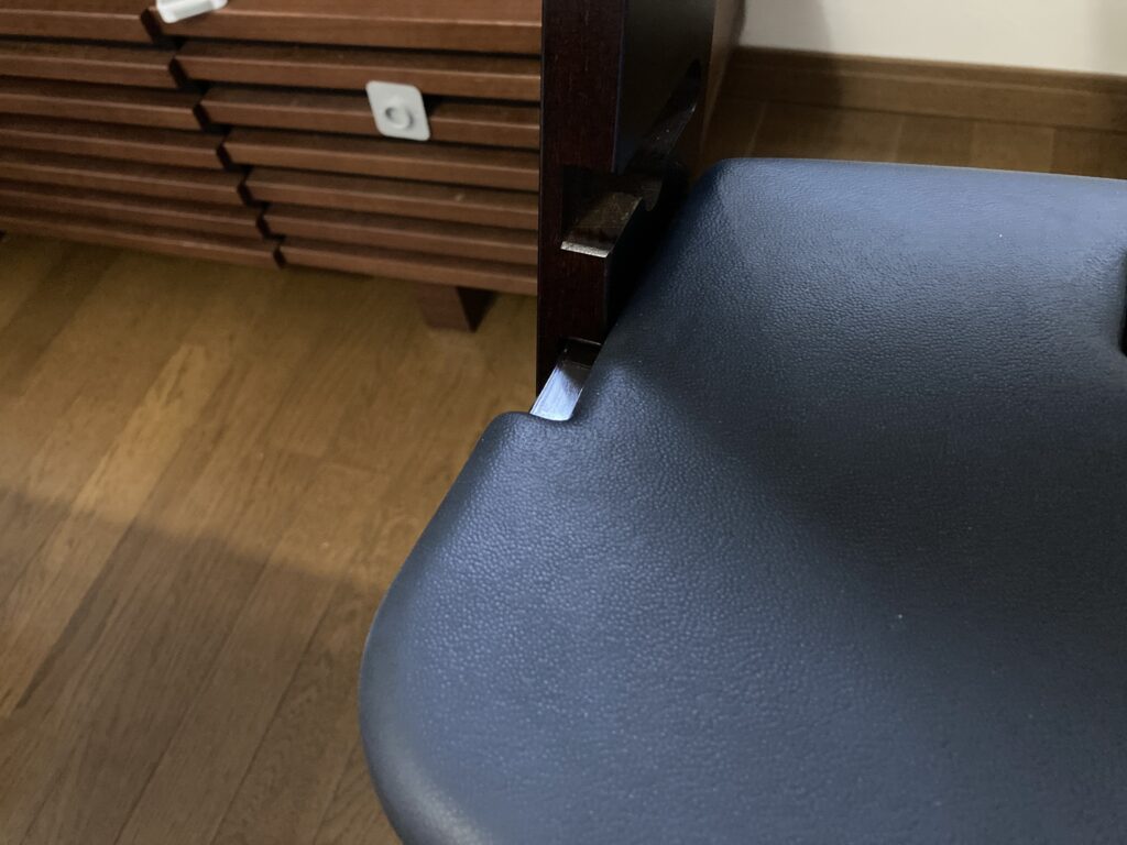 ビヨンドジュニアの座板をはめるところ