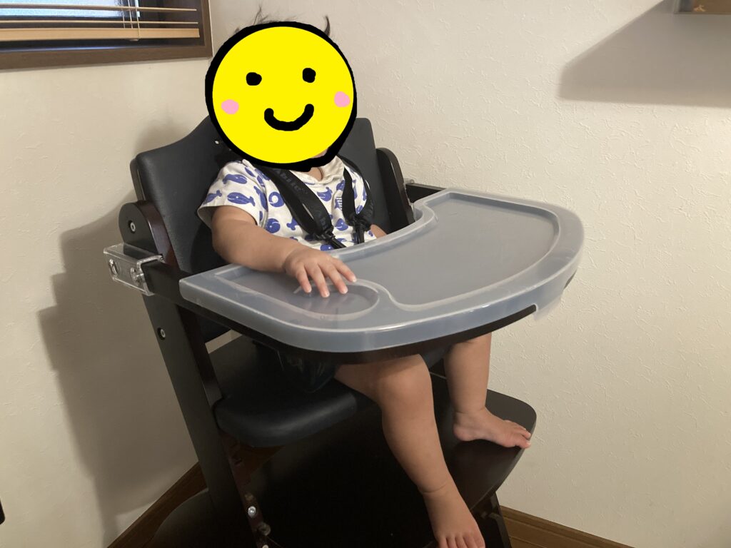 ビヨンドジュニアに座ってボーロを食べているところ